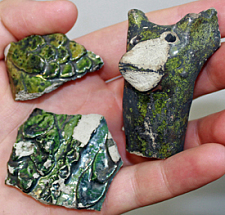 Fragmente einer aus Rouen eingeführten Keramik mit Hirschköpfchen