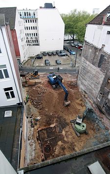 Blick auf die Baustelle mit dem Befund unten links in der Ecke. Oben rechts, die Weser (Foto:D. Bischop)