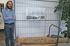 Jasper Röthemeyer mit seinem wissenschaftlichen Posterund dem Objekt Betonpumpenrohr (Foto: Hermann Witte)