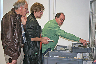 Ehrenamtler Jens-Michael Brandes bei Erläuterungen zum Flugzeugwrack  (Foto: Hermann Witte)