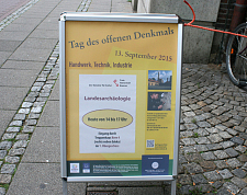 Aufsteller auf der Straße mit einem Hinweis auf den Tag des offenen Denkmals 2015 in der Landesarchäologie (Foto: Hermann Witte)
