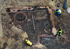 Teil des Schwellbalkenkeller aus dem 12. Jahrhundert mit einer spätmittelalterlichen Formziegelkloake (Foto: D. Bischop)