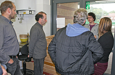 Student Kevin Kyburz erklärt die notwendigen Schritte bei Reinigung von Fundstücken  (Foto: Hermann Witte)