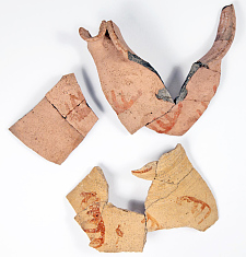Pingsdorfartig verzierte Reste von Tüllenkannen des Hochmittelalters aus der Kellerverfüllung (Foto: E.Schindler)