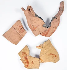 Pingsdorfartig verzierte Reste von Tüllenkannen des Hochmittelalters aus der Kellerverfüllung (Foto: E.Schindler)