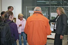  Landesarchäologin Prof. Dr. Uta Halle präsentiert das wissenschaftliche Poster mit Mühlstein (Foto: Hermann Witte)