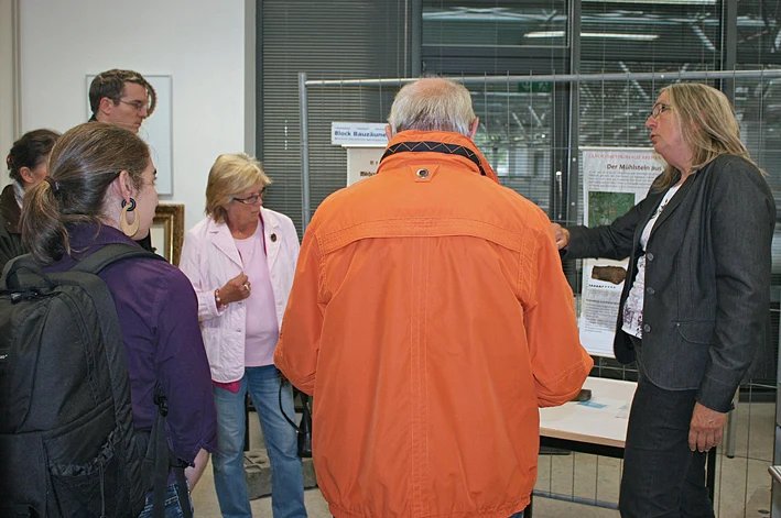  Landesarch&auml;ologin Prof. Dr. Uta Halle pr&auml;sentiert das wissenschaftliche Poster mit M&uuml;hlstein (Foto: Hermann Witte)