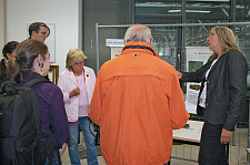  Landesarchäologin Prof. Dr. Uta Halle präsentiert das wissenschaftliche Poster mit Mühlstein (Foto: Hermann Witte)