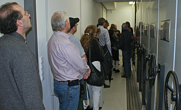 Besucher vor der großen Rollregalanlage im Magazin (Foto: Hermann Witte)