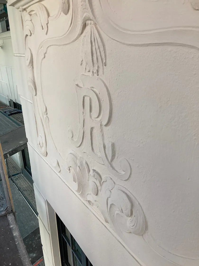 Ein verschnörkeltes R auf einer Hausfassade im Jugendstil