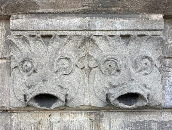 Fischdarstellung an einer Fassade, die ehemalig mit einer Schlämme überzogen waren
