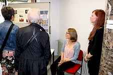 Kleine Ausstellung mit ausgegrabenen Objekten und wissenschaftlichen Plakaten 