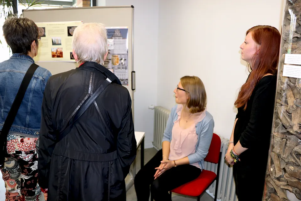 Kleine Ausstellung mit ausgegrabenen Objekten und wissenschaftlichen Plakaten 