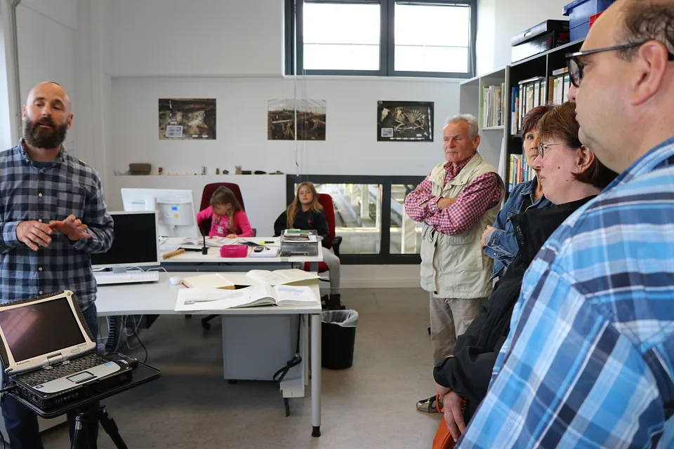 Anschaulich berichtet Grabungstechniker Jan Geidner von seiner vielseitigen Tätigkeit 