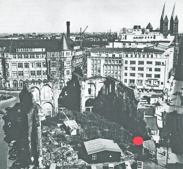 Ansicht der zerstörten Bremer Ansgarikirche vor dem endgültigen Abriss. Im Hintergrund die Domtürme. Die Fundstelle mit den Skelettresten ist rot (Bild: Landesamt f. Denkmalpflege)