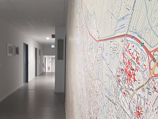 Eine Karte von Bremen im Vordergrung, die Mitarbeiterbüros der Landesarchäologie im Hintergrund