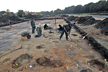 Grabungsfläche mit Befunden (Foto: Landesarchäologie)