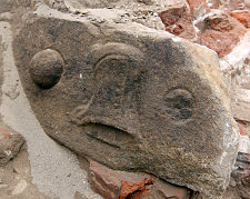 Relief mit einem Mörser und zwei Geschützkugeln auf einer spätmittelalterlichen Spolie