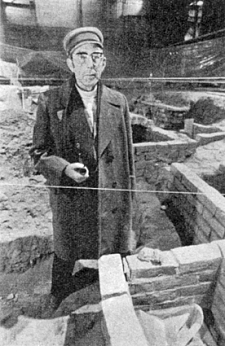 Dr. Karl Heinz Brandt inmitten der von ihm durchgeführten Grabung im Bremer Dom 1975 (Foto: ZEITmagazin 1975)