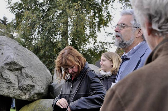 Herr Assendorp bei Erläuterungen am Hünenstein in Osterholz Scharmbeck