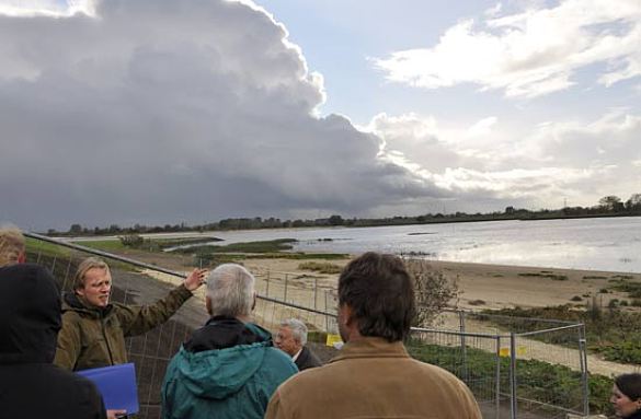 Herr Grimm erläutert die damaligen Planungen an der Weser bezüglich der Unterseebootwerft Bunker Valentin