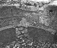 Der 1950 noch besser erhaltene Unterbau des Fangturmes (Foto: Landesarchäologie)