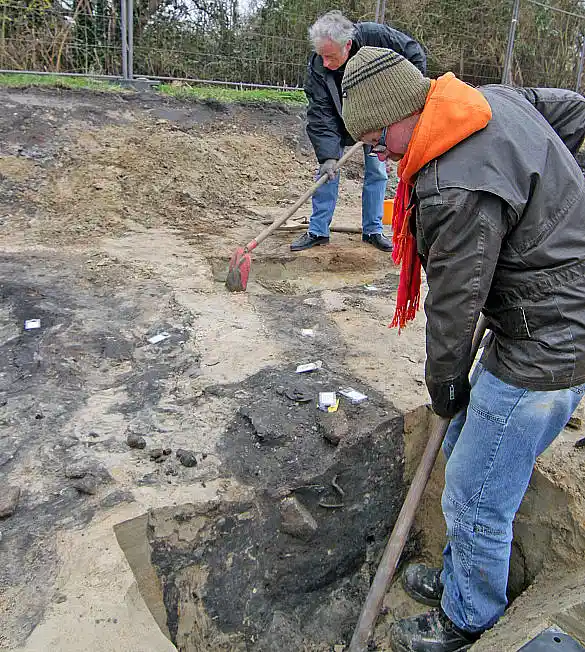 Einer der zehn Brunnenschächte wird freigelegt. (Foto: D. Bischop)