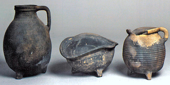 Drei überfeuerte Fehlbrände einer grauen Irdenware aus dem Spätmittelalter, die im Bereich der Wichelnburg gefunden wurden.