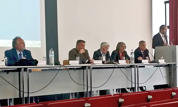 Präsidium des DVA beim 8. Deutschen Archäologiekongress  in Berlin: von links:  Prof. Dr. A. Wieczorek, Prof. Dr. M. Wemhoff, Prof. Dr. F. Fless, Prof. Dr. U. Halle, Prof. Dr. Kunow, stehend: Prof. Dr. H. Parzinger. (Foto: Prof. Dr. C. Sebastian Sommer)