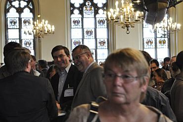 Kongressteilnehmerinnen und Kongressteilnehmer im oberen Rathaussaal