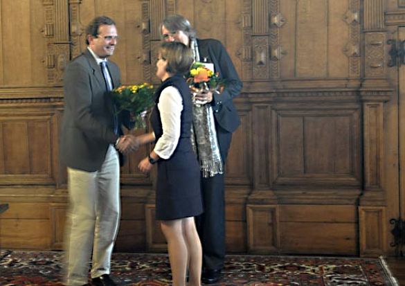 Blumen an Frau Halle und an Sandra Geringer für ihre organisatorischen Leistungen