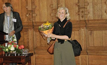 Blumen an Elisabeth Schindler  für ihren gestalterischen Anteil am am Kongress