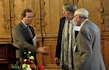 Herr von CarnapBornheim und Frau Halle übergeben Dr Karl Heinz Brandt ein Exemplar des ihm gewidmeten Begleitbandes