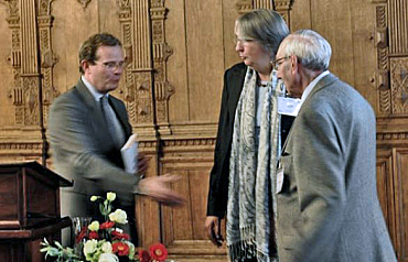 Übergabe des Bandes Bremen und umzu durch Prof. Dr. Claus von Carnap-Bornheim (Foto: Landesarchäologie, E. Schindler)