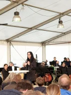 Kulturstaatsrätin Carmen Emigholz hält eine bewegende Rede.