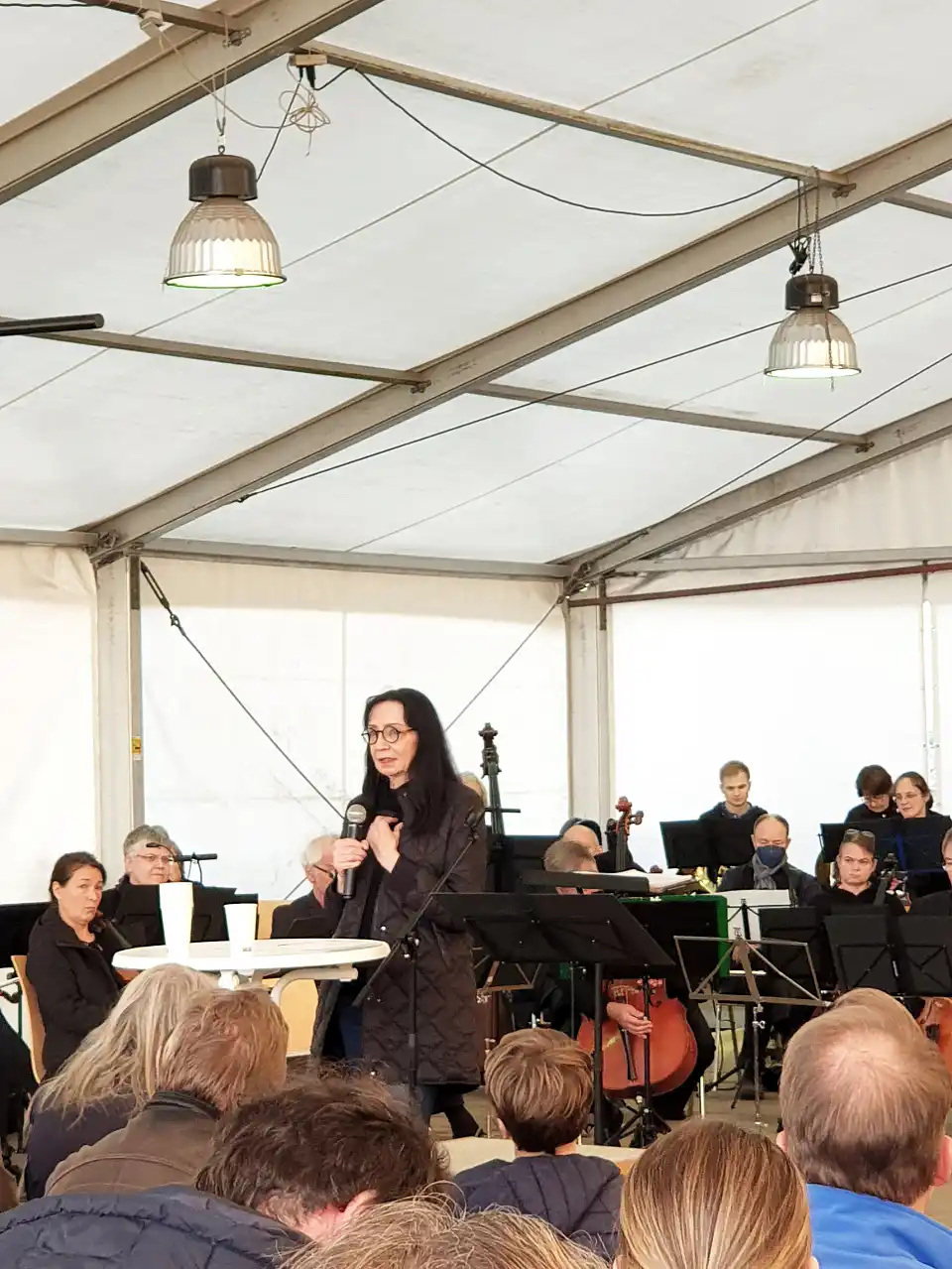 Kulturstaatsr&auml;tin Carmen Emigholz h&auml;lt eine bewegende Rede.