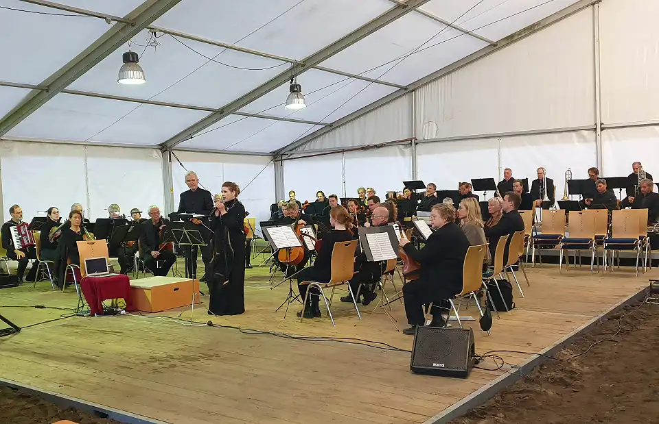 Die S&auml;ngerin Julia Bachmann stellt den deutschen Text des Liedes "Kraniche" vor.